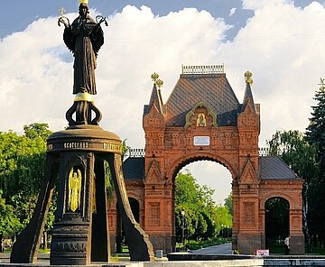 Triumphbogen in Krasnodar, davor eine Statue