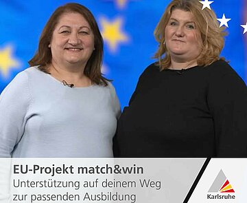 Zwei Frauen vom EU-Projekt match&win der Arbeitsförderung Karlsruhe stehen vor einer Europaflagge