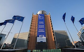Europäische Fahnen vor dem Berlaymont Gebäude der Europäischen Kommission