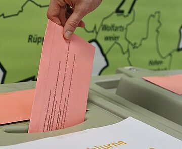 Briefwahl 2021 Landtagswahl; Symbolbilder
Briefwahlurne, Briefwahl-Postkasten