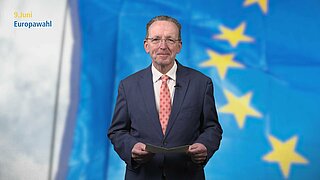 Bürgermeister Dr. Albert Käuflein vor Europafahne