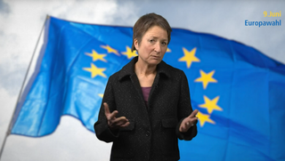 Bürgermeisterin Bettina Lisbach vor Europafahne