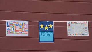 Kinderzeichnungen zu Europa aufgehängt vor der Rathauswand