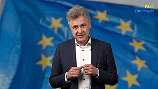 Oberbürgermeister Dr. Frank Mentrup vor Europafahne